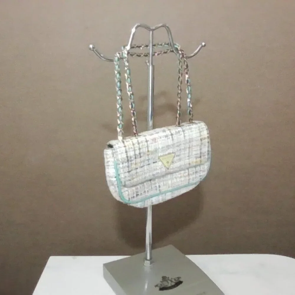 Guess handbag wrestles